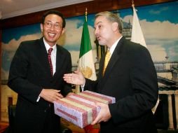 Al término de la presentación, el gobernador sostuvo una reunión con el consul de Corea, Whan-Bok Cho. A. GARCÍA  /