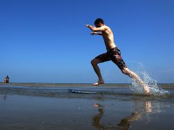 El anuncio del fenómeno obligó a detener las labores para sellar el pozo averiado. AFP  /