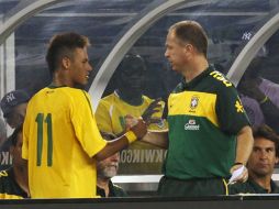 Neymar (izq.) y Mano Menezes se dan la mano luego del triunfo ante EU. REUTERS  /
