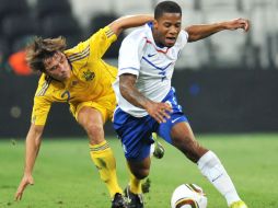 Oleksandr Romanchuk pelea por el balón ante Jermaine Lens de Holanda. AFP  /