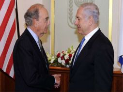 El primer ministro israelí, Benjamin Netanyahu, durante una reunión con el enviado de EU para Oriente Medio, George Mitchell. EFE  /