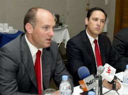 El presidente de la IMEF, Javier Castañeda (d) y el catedrático Mikel Larrea ofecieron una rueda de prensa. E. BARRERA  /