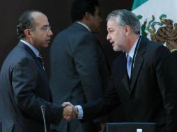 El Presidente Felipe Calderón y el gobernador de Jalisco, Emilio González, se saludan en el foro sobre seguridad. ESPECIAL  /