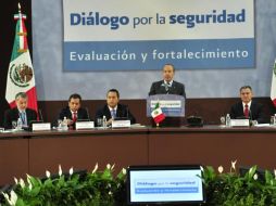 Emilio González Márquez (izq.) estuvo presente en el ‘‘Diálogo por la Seguridad; hacia una Policía de Estado’’. EFE  /