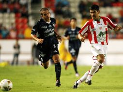 Javier Savedra (der) de Necaxa y de Eder Borelli de Gallos durante el juego de hoy en Aguascalientes. MEXSPORT  /