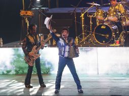 El Vocalista de Los Tigres del Norte saluda al público. EL INFORMADORS. NUÑEZ  /