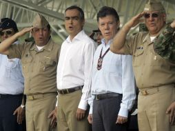 El presidente de Colombia, Juan Manuel Santos (tercero de izquierda a derecha) participa en una ceremonia militar en Popayán. AP  /