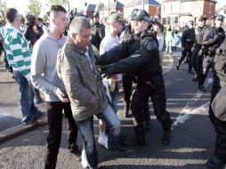 La explosión se dio el mismo día de un desfile de unionistas, mientras que nacionalistas se manifestaron contra ellos. EFE  /