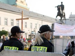 Policías custodian las afueras del Palacio Nacional en Varsovia donde se ubica la cruz en cuestión. EFE  /