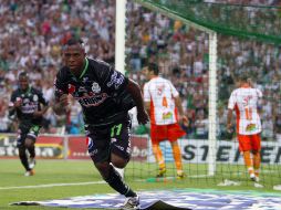 Christian Benítez festeja el gol con el que Santos vence a los Jaguares. JAMMEDIA  /