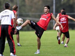 Néstor Vidrio controla un balón durante el entrenamiento de los Zorros. E. PACHECO  /