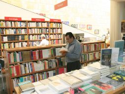 De acuerdo a Uberto Stabile, los grandes grupos editoriales ibéricos están “comiéndose” el mercado del libro en A.CAMACHO  /