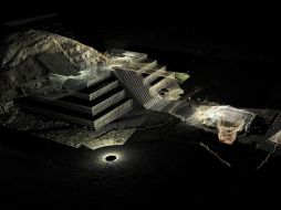 Imagen contextual en nube de puntos láser con fotografía del túnel localizado frente al templo de la serpiente. ESPECIAL  /