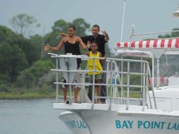 Barack Obama y su familia a bordo del ‘‘Bay Point Lady’’ recorren las costa de Florida. AFP  /