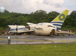 El avión fue partido en tres pedazos al intentar aterrizar. AP  /
