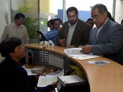 Raúl Vargas (derecha) acudió personalmente a la Procuraduría General de Justicia del Estado para presentar la denuncia. E. BARRERA  /