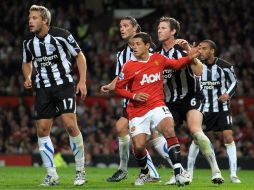 Javier Hernández (centro) durante el partido ante el Newcastle. AFP  /