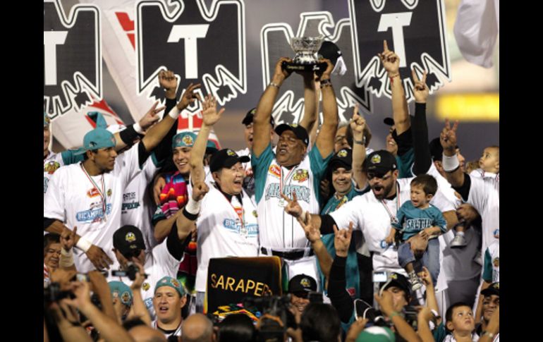 Los Saraperos de Santillo festejan su segundo título consecutivo. NTX  /