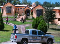 Peritos inspeccionan la finca del alcalde Edelmiro Cavazos Leal en el municipio de Santiago, estado de Nuevo León. EFE  /