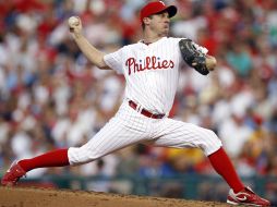 Roy Oswalt lanza en la segunda entrada contra los Gigantes. AP  /