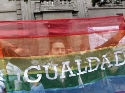 Un hombre celebra la aprobación de la adopción para parejas del mismo género, afuera del edificio de la SCJN. REUTERS  /