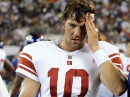 Eli Manning recibió un golpe el lunes contra los Jets. EFE  /
