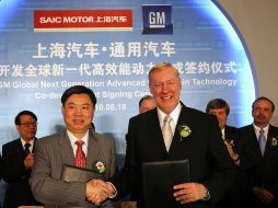 Thomas Stephens y Chen Hong, altos cargos de las automotrices anuncian la unión. AP  /