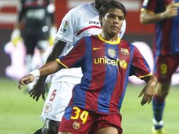 El jugador mexicano Jonathan dos Santos es comparado con dos de sus compañeros. EFE  /