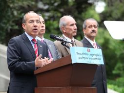 Daniel Karam acompaó al Presidente Calderon en el anuncio de las medidas de simplificación administrativa. NTX  /