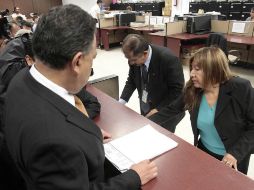 El director de Servicios Legales de la Consejería Jurídica del DF, León Javier Martínez, entrega la demanda al TSJDF. EL UNIVERSAL  /