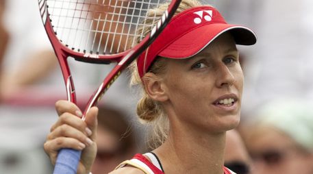 Elena Dementieva saluda a los aficionados presentes tras su victoria. AP  /