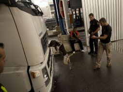 Oficiales de Policía fronteriza revisan un camión en Algeciras, municipio español que se encuentra en la frontera con África. AFP  /