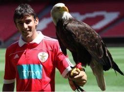 Eduardo Salvio, posa con un águila, símbolo del equipo Benfica, durante su presentación. EFE  /