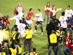 Los golpes se hicieron presentes al término del duelo. EFE  /