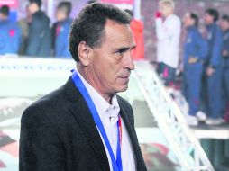 José Luis Real recibió la medalla de subcampeón de la Copa Santander Libertadores. MEXSPORT  /