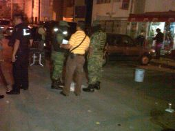 En la escena del crimen arribaron elementos del Ejército Mexicano para resguardar la zona. M .PATIÑO  /