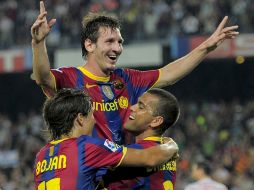 Lionel Messi es felicitado por sus compañeros de equipo luego de uno de sus goles. AFP  /