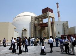 Medios de comunicación internacionales durante la ceremonia oficial de puesta en marcha de la central nuclear. EFE  /