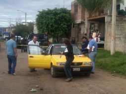 Vecinos del lugar no escucharon disparos, sin embargo encontraron a la víctima en el taxi esta mañana. O. RUVALCABA  /