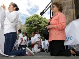 Los simpatizantes católicos rodearon con sus mantas y pancartas la banqueta de la Catedral tapatía. A. CAMACHO  /
