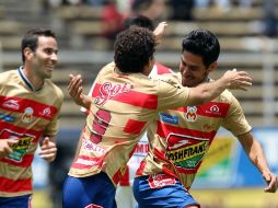 Los jugadores del Morelia festejan el gol del triunfo por parte de Rafael Márquez. MEXSPORT  /