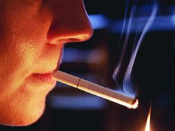 El estudio arrojó además que trillones de partículas oxidantes entran al cuerpo al fumar. ESPECIAL  /