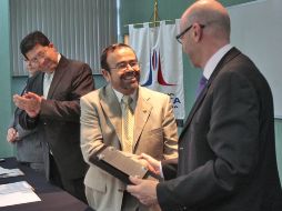 El rector Luis Alberto Dávalos (centro) recibe la certificación por parte de Sergio García (derecha) y Antonio Gloria Morales. S. NÚÑEZ  /