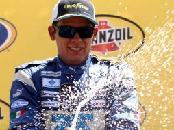 Rubén Rovelo celebra su victoria en la octava fecha de la Nascar México Series 2010. MEXSPORT  /