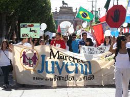 Jóvenes marchan del Arco de la Calzada hasta la plaza principal de León, donde realizaron un mitin a favor de la familia. EL UNIVERSAL  /