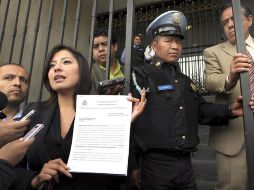 Leticia Quezada, diputada perredista, muestra la carta-demanda que interpuso contra el arzobispo de Guadalajara. EL UNIVERSAL  /