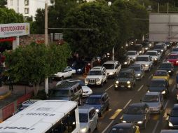 Una de las vialidades con más saturación de autos es la avenida Ávila Camacho. E. BARRERA  /
