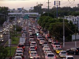 Así luce Ávila Camacho, casi a su cruce con Patria, a unos cuantos minutos antes del ingreso a clases. E. BARRERA  /