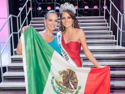 Una vez coronada como la mujer más bella del mundo, la tapatía (derecha), acompañada por Lupita Jones, en Las Vegas. EFE  /