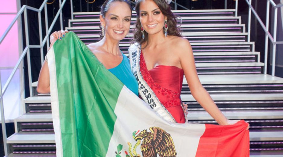 Una vez coronada como la mujer más bella del mundo, la tapatía (derecha), acompañada por Lupita Jones, en Las Vegas. EFE  /